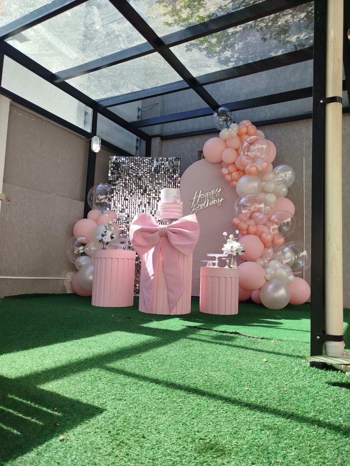Área externa coberta próxima à piscina, decorada para um aniversário. Decoração não incluída automaticamente na locação.