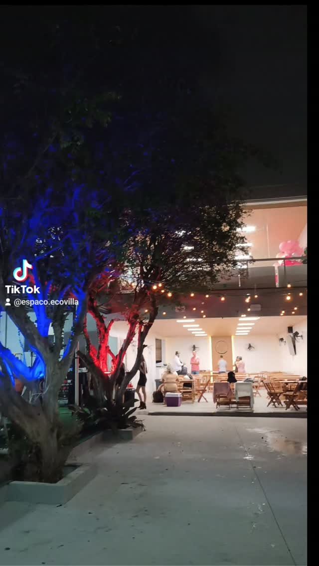 Área externa do Ecovilla iluminada à noite