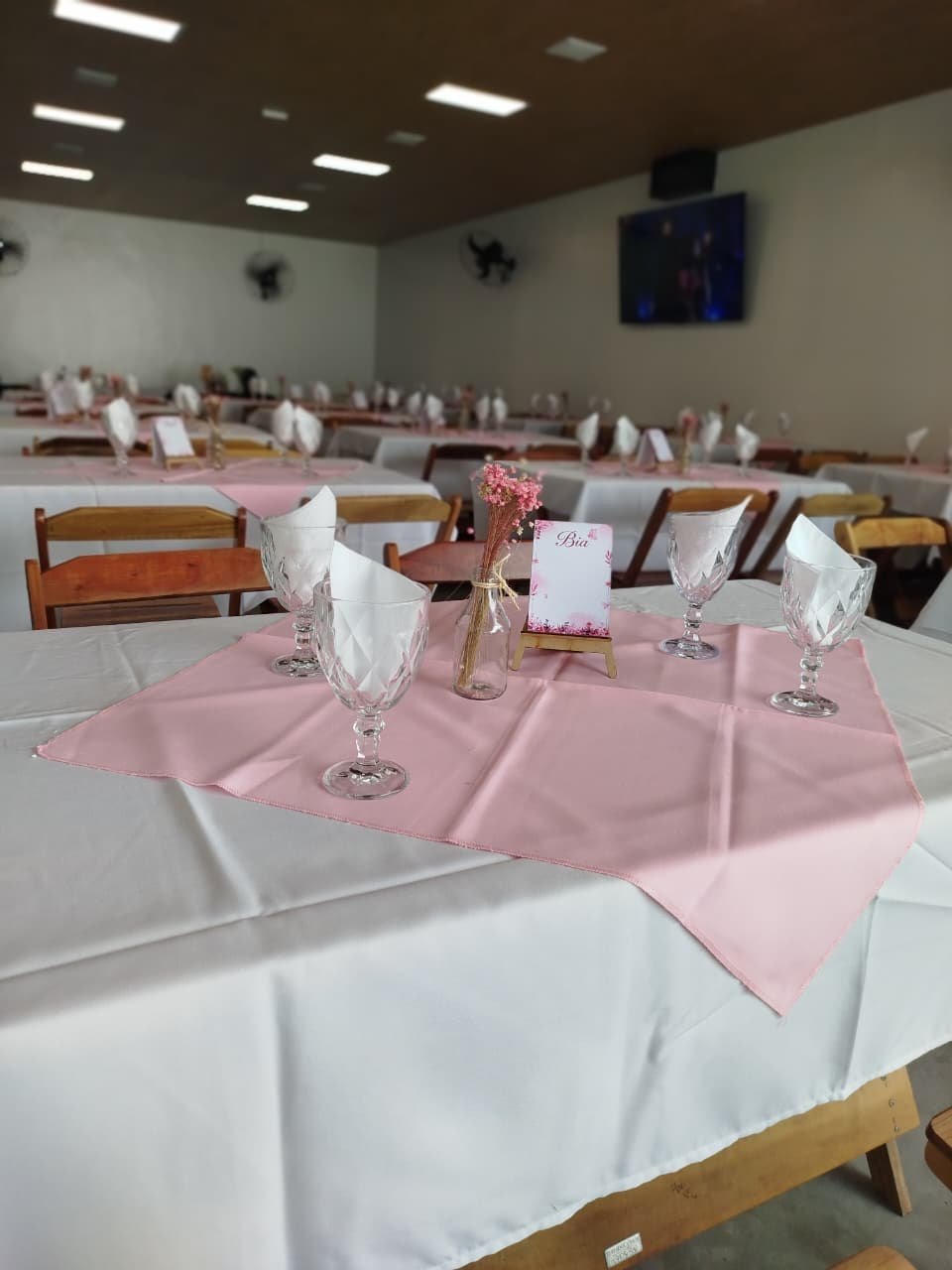 Detalhe das mesas em evento no salão inferior. Decoração e serviços variam conforme a contratação.