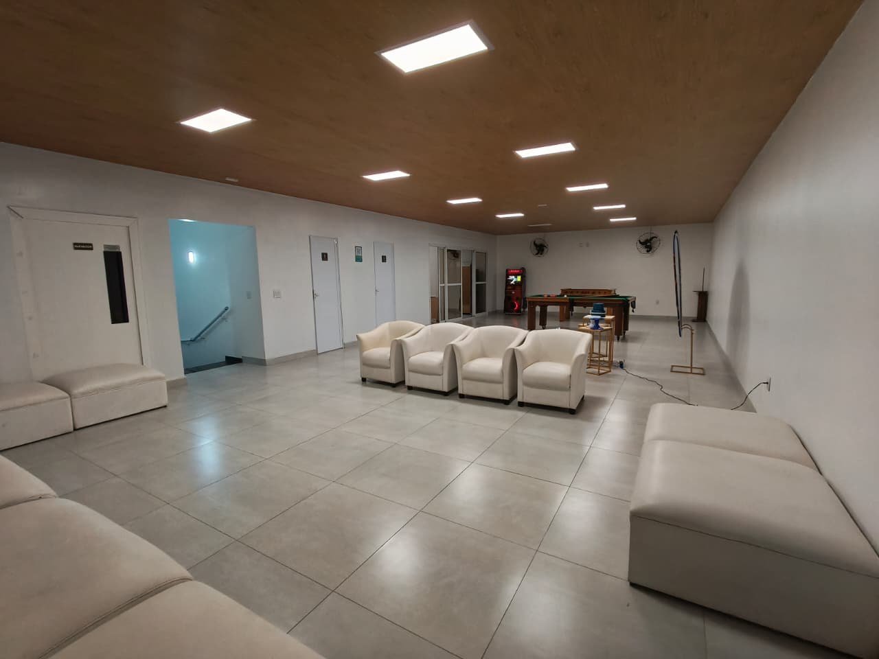 Piso superior com bilhar, pebolim, karaokê e área de convivência